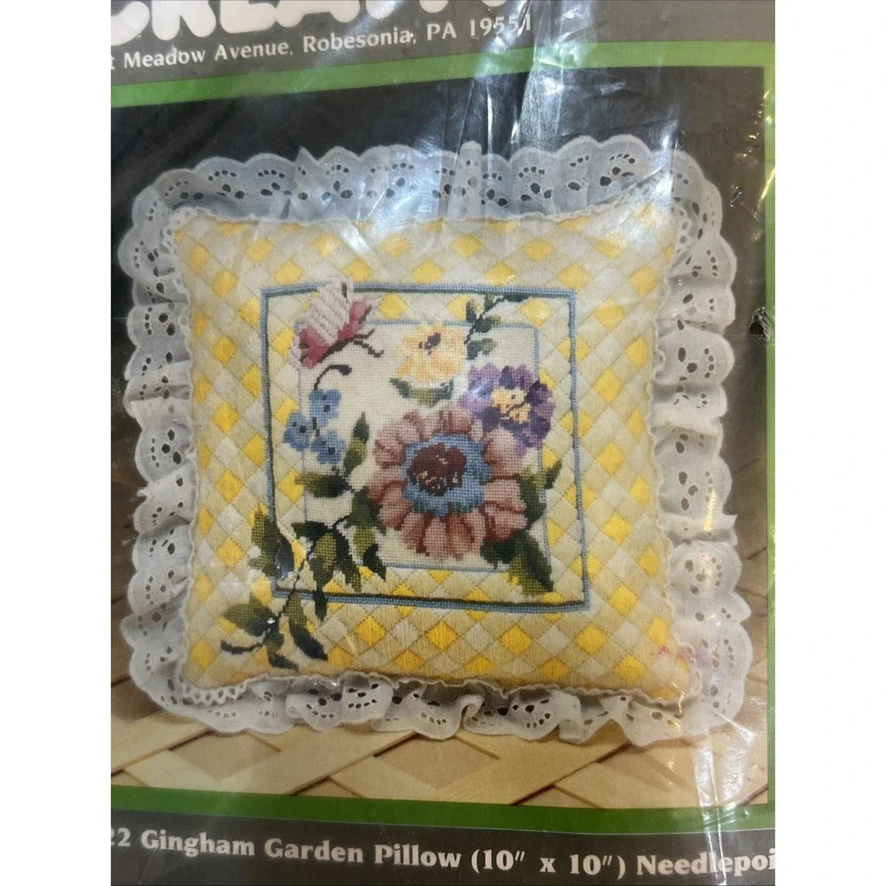 Two Creative Expressions Gingham Garden Pillows Needlepoint Kit 3822 Vtg 1982